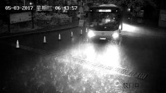 狂风暴雨突袭，綦江​女公交司机违规改路线将一车学生送到教学楼
