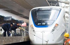 重庆动车清洁工 每天洗车二十多辆凌晨四五点才下班