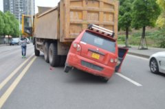 运渣车倒车时卡住三轮车 驾驶员大喊一声捡回一条命