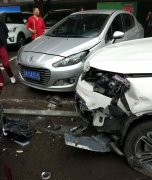 重庆一隧道口发生多车连环相撞 一小车“四脚朝天”