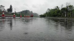 渝湘高速出现大到暴雨 部分收费站入口实施临时交通管制