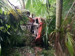 重庆江津一大货车滚下几十米高悬崖 翻了好几圈