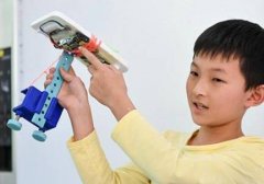 重庆一小学生为奶奶设计智能拐杖，遇障碍物可震动提醒