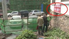 重庆沙坪坝许多小孩为节约时间选择走废弃堡坎上学