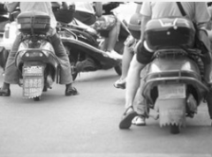 看电瓶车停在小区几天没人动夫妻二人便“惦记”上了