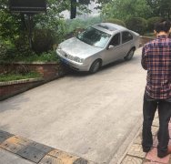 外地车到重庆刹不住车，对直冲向小区花台