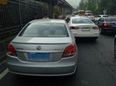 心疼180万的玛莎拉蒂被擦挂  车主不撤离现场被罚