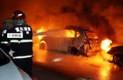  万州一轿车起火引燃前方两辆私家车