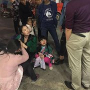 老人晕倒路边 热心市民齐心施救