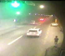 男子开着新车突然在高速路上没油了