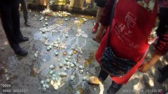 为抢摊位 北碚两摊主扔鸡蛋互搏