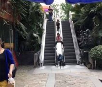 两个“千翻娃儿”把扶梯当玩具 网友：这种做法太危险