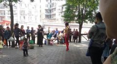 重庆璧山一大爷男扮女装上街跳舞 红色内衣辣眼睛