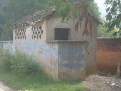 重庆巴南有个老公厕臭气熏天 有人听到里还有猪叫唤