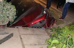 着急为去机场接朋友 重庆一男子把车开进沟