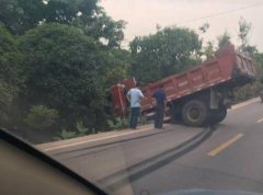 重庆一卡车开得半个车屁股翘在路上 画风搞笑