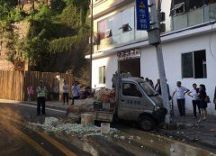 重庆一货车刹车失灵 “车飞蛋打”现场震憾