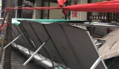 重庆璧山一街头20米店牌滑落 砸中五旬男子