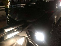 重庆一司机油门当刹车踩 隔离栏直插引擎盖车辆被“爆头”