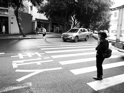 这里的斑马线人行信号灯 竟能向司机喊话提醒遵守交规