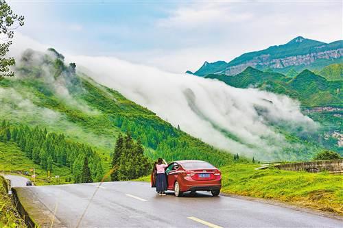 金佛山出现云瀑奇观