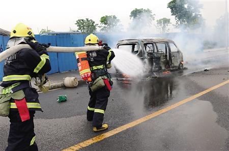 面包车起火水枪浇不灭 原是车上拉了几桶燃油