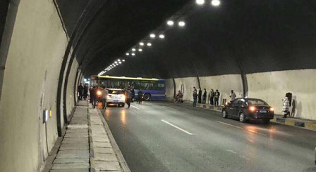 进入沙坪坝区双碑隧道时,远远地就看见前方聚集了一些人群。