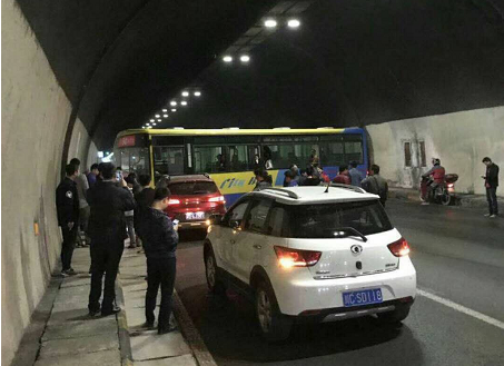 走近一看,发现是一辆547路公交横在道路上,有一辆红色小车撞到了公交的车身。公交上载有乘客,所幸,没有人员伤亡。有目击者介绍,是公交突然失控向右拐,导致正常向前行驶的小车撞上了。由于公交阻碍了车辆的前行,隧道两边的车辆变得十分拥堵。于是,有热心市民拨打了110报警电话。