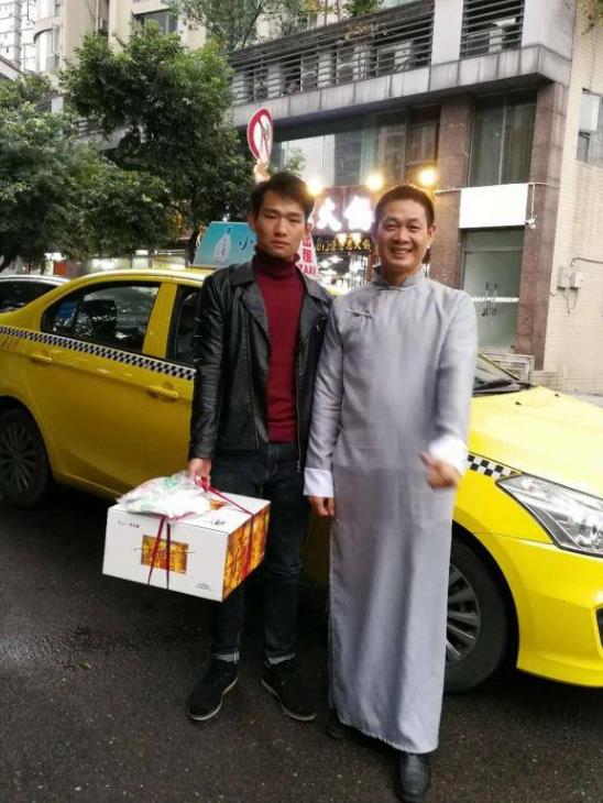 当天，这种奇怪装扮的出租车司机还不少，从武汉过来旅游的赵先生在街边也拦到了这样一辆。司机一身长马褂，从车里走下来，也让赵先生愣住了。“重庆出租车太好玩儿……”他忍不住请求和司机一起合了影。