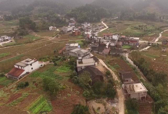 在应急抢险队伍的帮助下,当地村民正在积极恢复正常的生产生活。(YYQ)