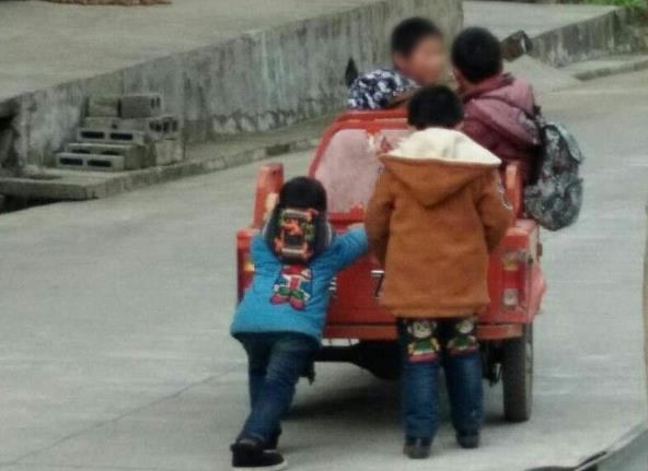 23日，在丛树主干道上，一辆三轮车疾驰而过。