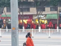 稀奇！小伙结婚骑骏马 八抬大轿娶新娘