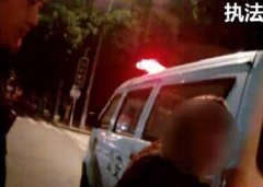 8旬老人深夜独坐河岸边 家人还一直不知其走失