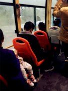 女子抱娃挤公交很吃力 残疾大哥起身让座感动乘客