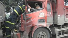 满载钢材突遇刹车失灵 小货车直接追尾大货车
