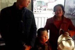 老人没拿背包就下了车  找回后边抹眼泪边道谢