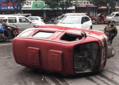 小轿车压双黄线调头  遇三轮车违规超车