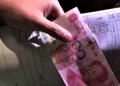 打牌赢了张假钱还拿去买水果  被摊主分分钟识破