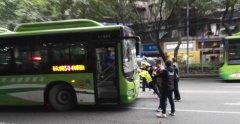 公交故障熄火 警民齐心推车排堵