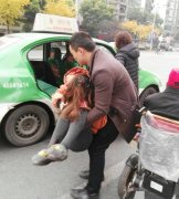 和丈夫吵了几句   女子就从摩托车上一跃而下
