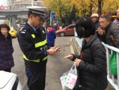 市民捡到社保卡  求助民警找失主