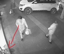 放在店门口的手提袋   接个电话回来就不翼而飞了