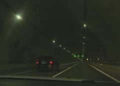 <b>黑车司机半路甩客 女子夜晚迷途高速</b>
