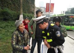老人独自返回老家途中不慎迷路 民警多方查询家人护其安全回家