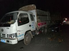 男子开车接听电话 小车钻进货车底下