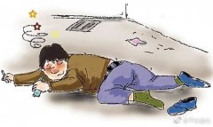 女子家中躺着陌生人 喊不醒拉不动