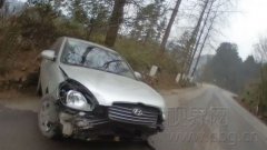 路遇“埋伏”小车撞树后旋转480度