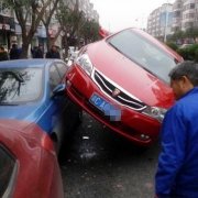 两轿车大马路上亲密接触   路人：这姿势难度太高