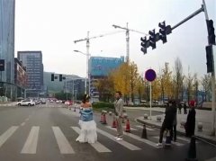 危险！年轻情侣在斑马线处忘情拍婚纱照