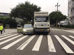 通宵追剧  他开车打瞌睡撞上越野车